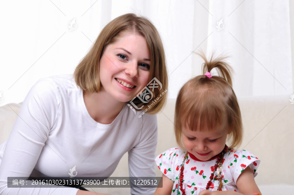 年輕的母親和她的寶貝女兒