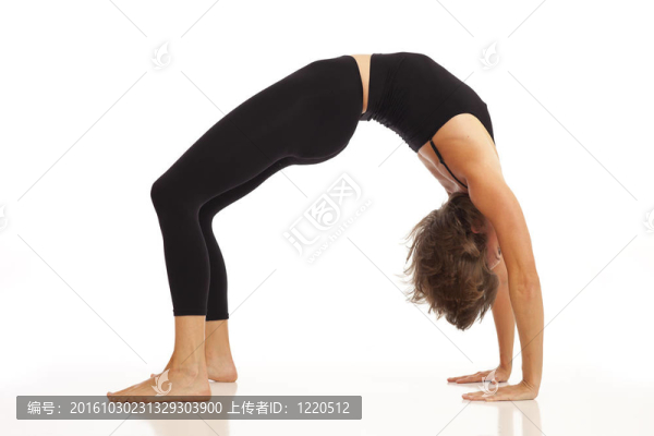 年輕的女人做瑜伽