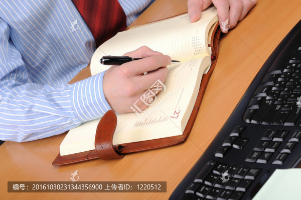 年輕的商人在一間辦公室工作