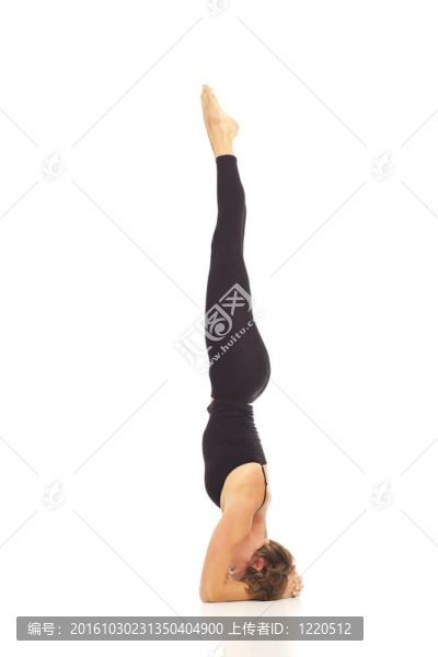 年輕的女人做瑜伽