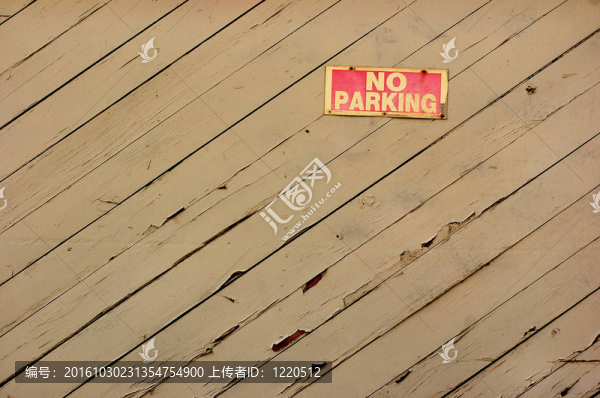 舊木門上沒有停車標(biāo)志