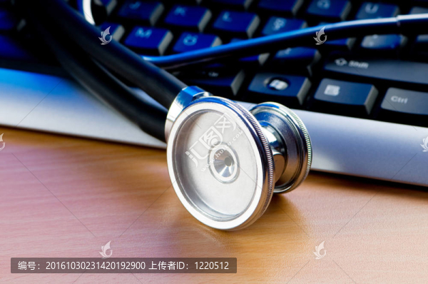 聽診器和鍵盤說明概念的數(shù)字安全