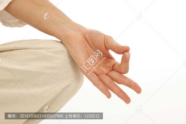 女性手做瑜伽