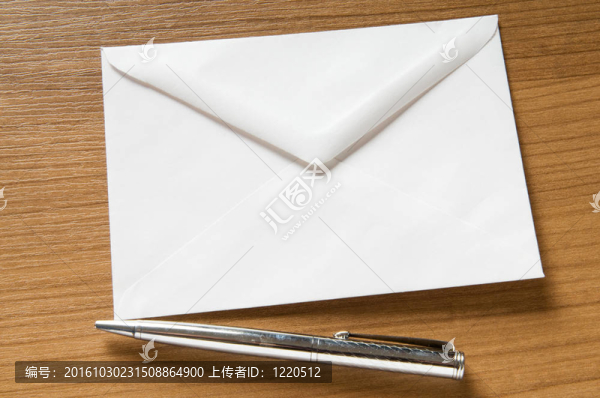 郵件概念與許多信封在桌子上