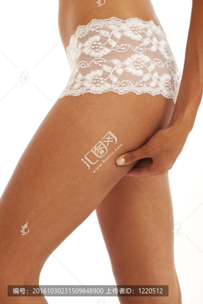 內(nèi)衣中的年輕女人