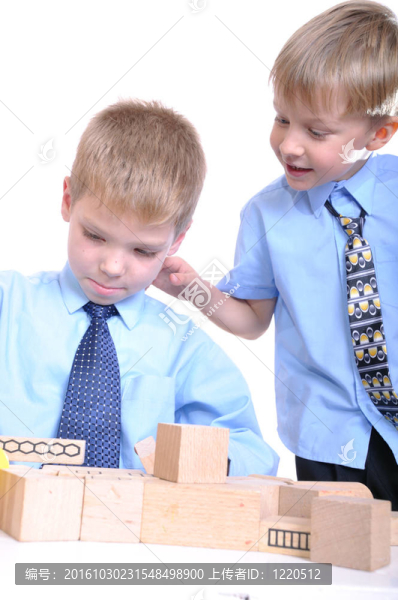 男孩玩積木
