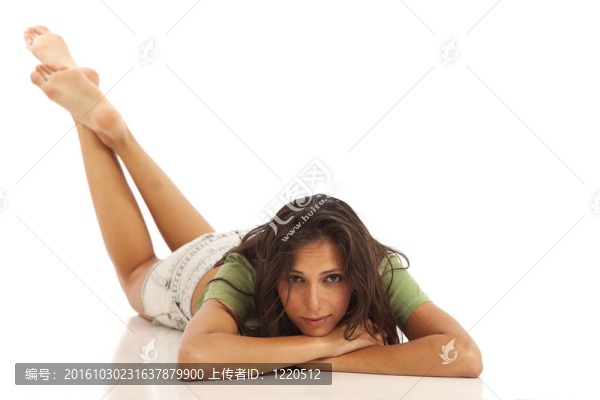 躺在床上的年輕女人