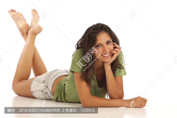 躺在床上的年輕女人