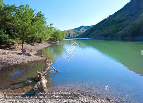 美麗的夏天的山湖