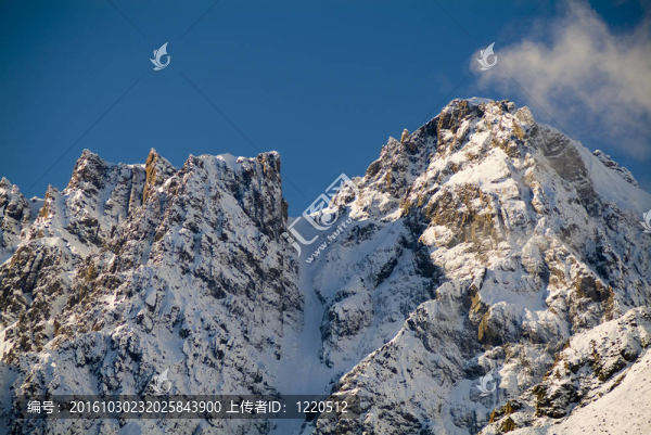 尖脊雪山