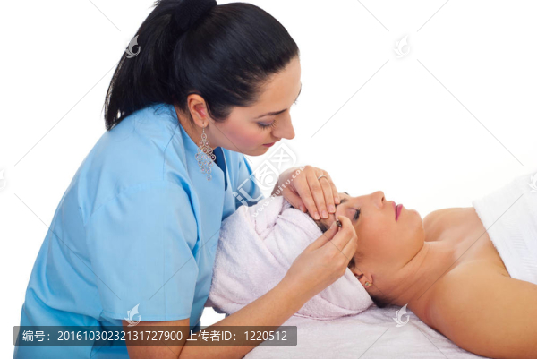 美容師把女人的眉毛