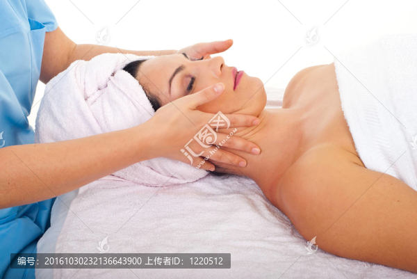 女子放松面部按摩水療