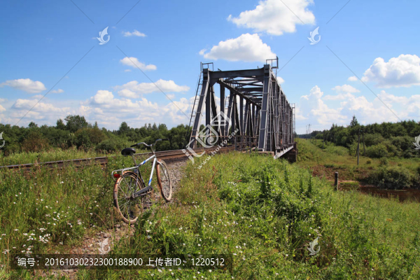 鐵路橋附近舊自行車