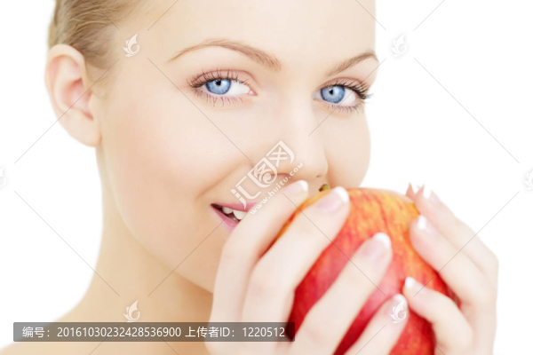 美麗的女孩拿著一個白色的蘋果在白色背景