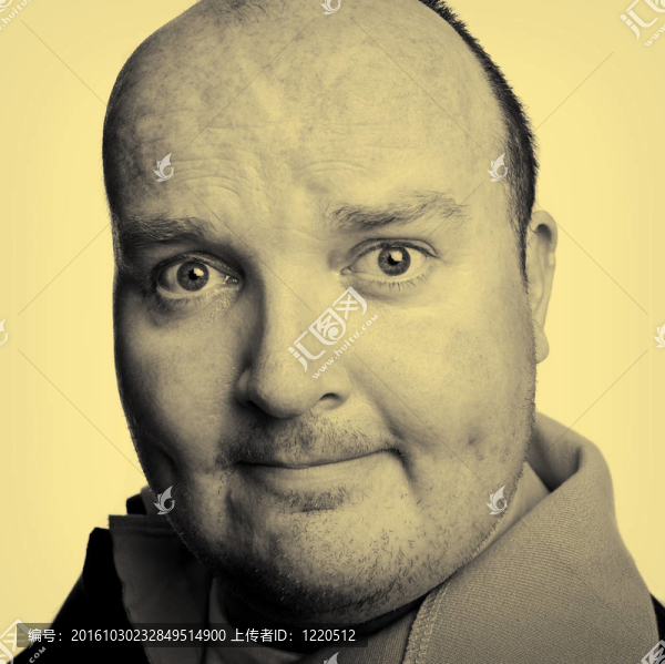 特寫鏡頭捕捉超重男性