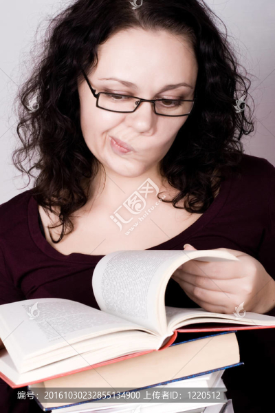 帶著書的女人