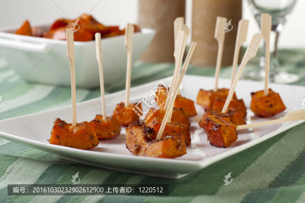 烤南瓜開胃菜在桌子上