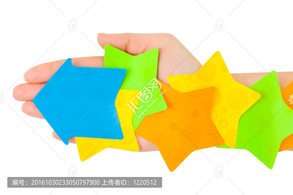 手和五彩的便條紙