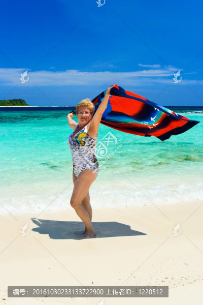 海灘上的快樂女人