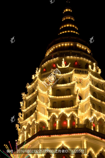 亞依淡塔在夜間