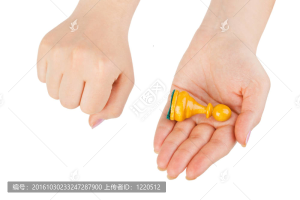 手上的白棋棋子