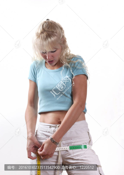測量她的尺寸的女人