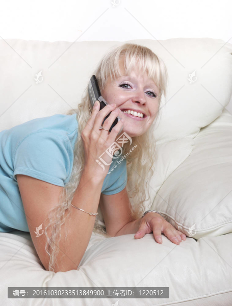 肖像的金發(fā)女人打電話