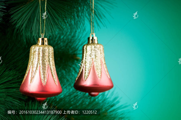 圣誕樹上的裝飾-假日概念