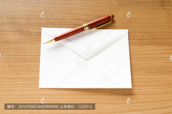 郵件概念與許多信封在桌子上