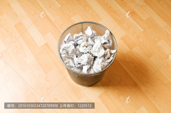 白色垃圾紙垃圾桶
