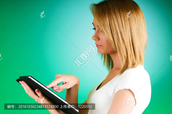 用便攜式平板電腦工作的女孩