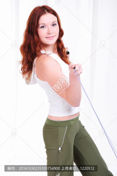 年輕女孩做運(yùn)動(dòng)
