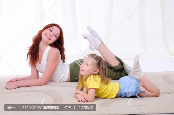 年輕的母親和她的女兒