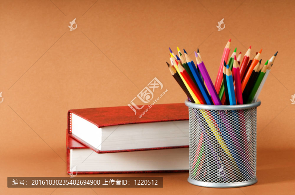 回到學校的概念與書籍和鉛筆