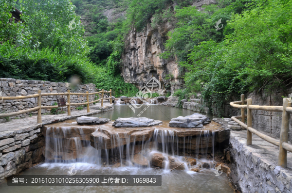 小溪瀑布