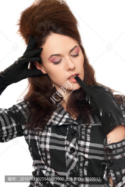 憂郁的年輕女人閉著眼睛