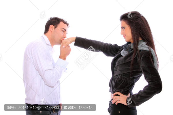 年輕夫婦站在一起