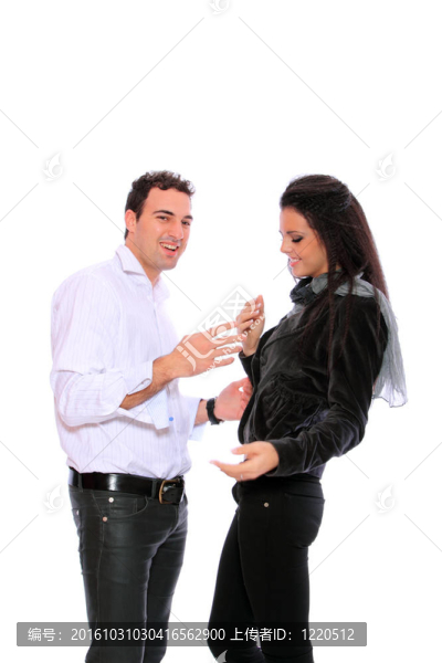 年輕夫婦站在一起