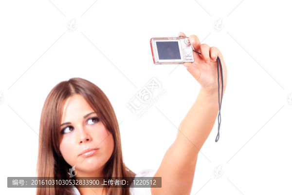 年輕的女人正在拍照