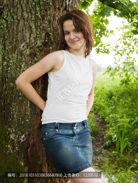 穿白襯衫的女孩