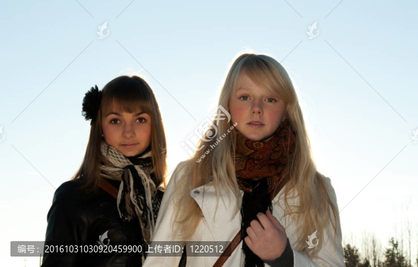 兩個年輕美麗的女孩