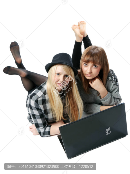 兩個(gè)女孩躺在電腦上