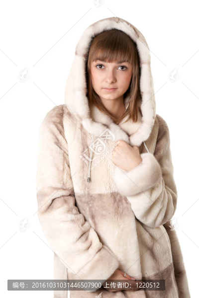 一個(gè)美麗的年輕女孩在一件毛皮大衣