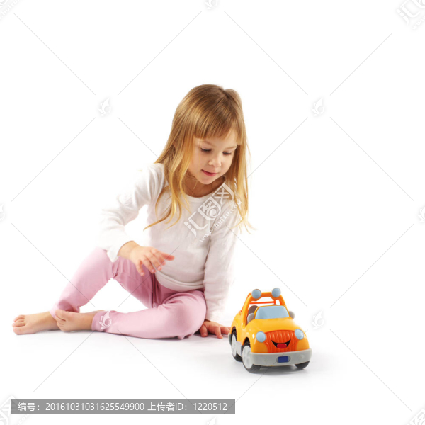 帶車的小女孩