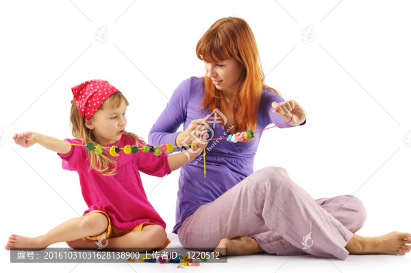 扮演母親和女兒