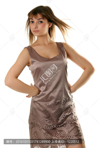 美麗的女孩在緞袍