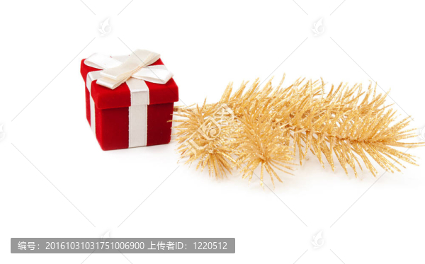 紅色和金色的禮品盒，冷杉樹枝