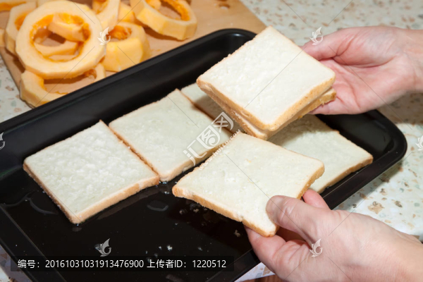 廚師把烤面包放入烤鍋里