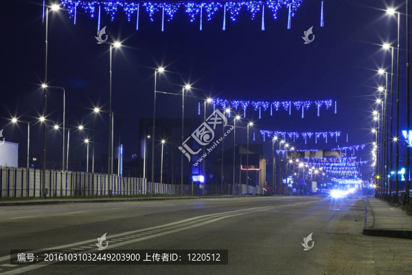 晚上有藍(lán)色的燈的路