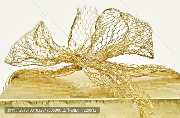 盒子上的金色蝴蝶結(jié)
